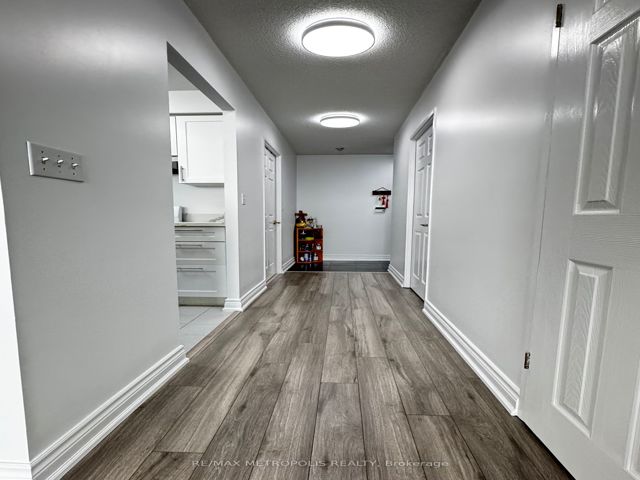 1613 - 18 Lee Centre Dr