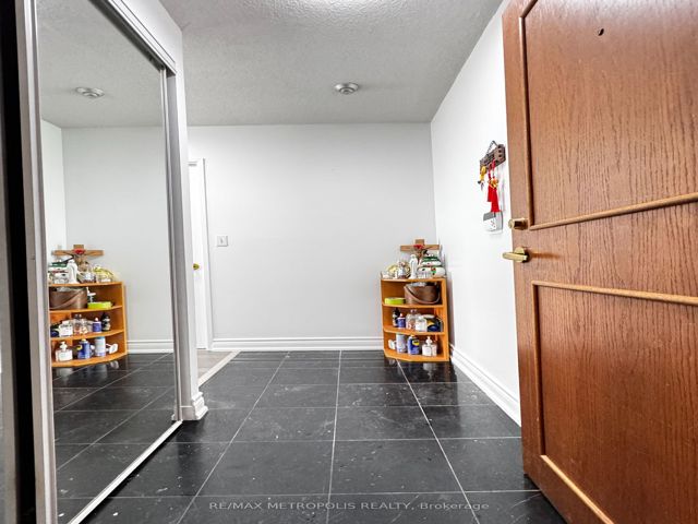 1613 - 18 Lee Centre Dr