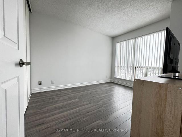 1613 - 18 Lee Centre Dr