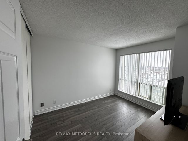 1613 - 18 Lee Centre Dr