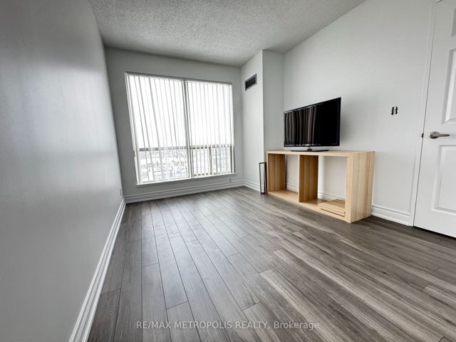 1613 - 18 Lee Centre Dr