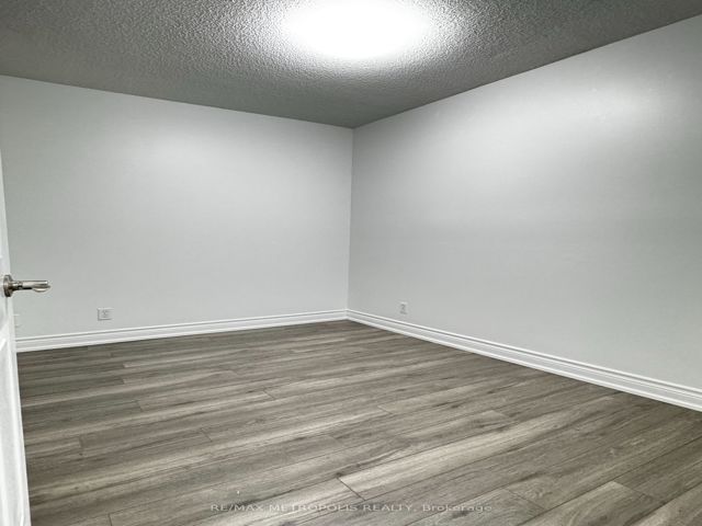 1613 - 18 Lee Centre Dr