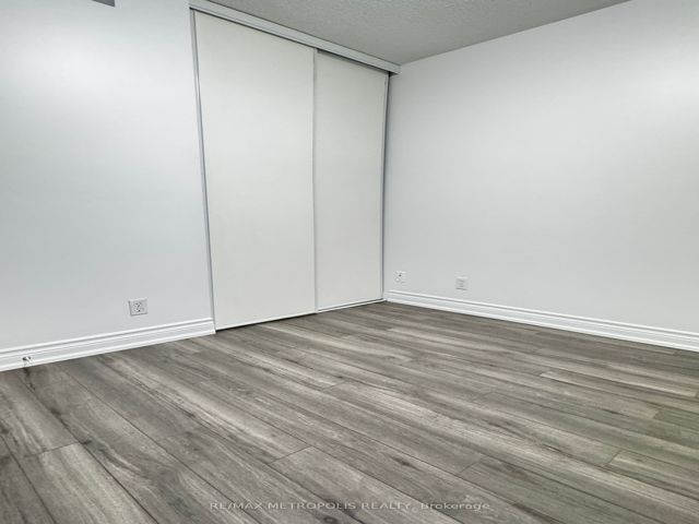 1613 - 18 Lee Centre Dr