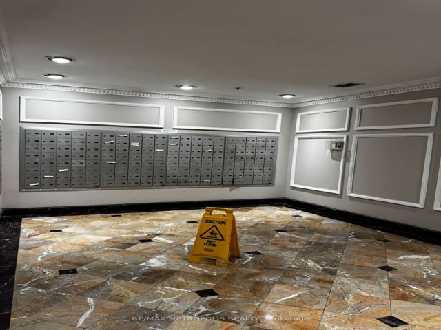 1613 - 18 Lee Centre Dr