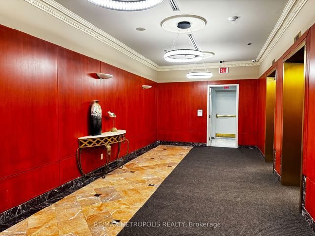 1613 - 18 Lee Centre Dr
