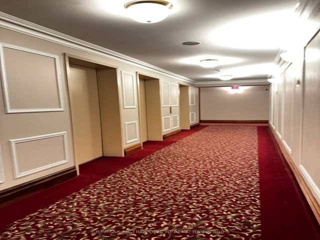 1613 - 18 Lee Centre Dr