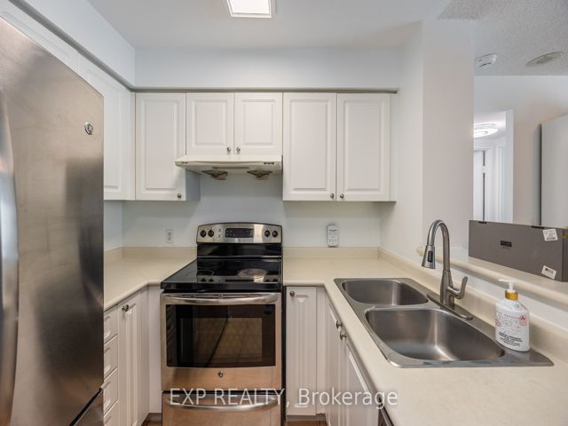 1501 - 11 Lee Centre Dr