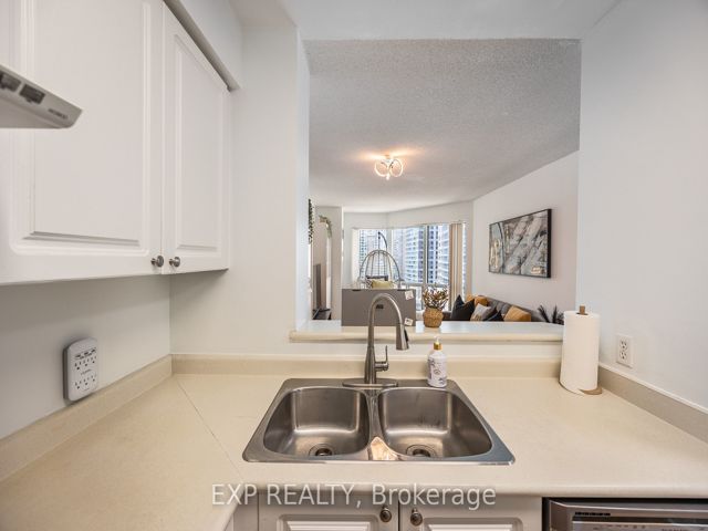1501 - 11 Lee Centre Dr