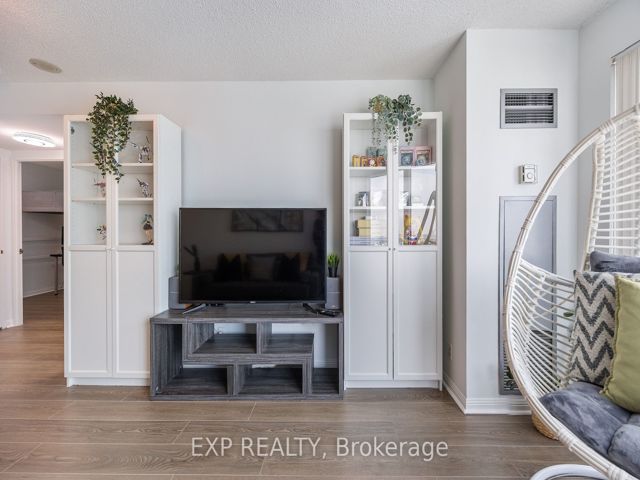 1501 - 11 Lee Centre Dr