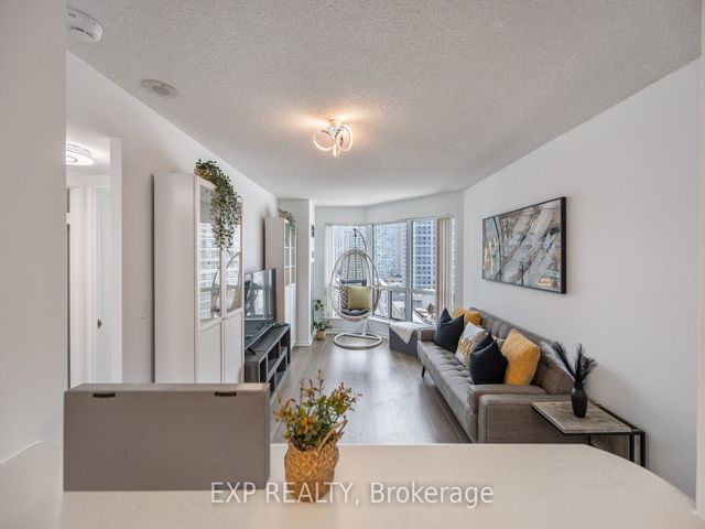 1501 - 11 Lee Centre Dr