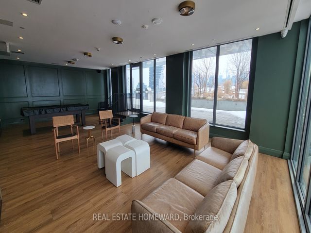 211 - 665 Queen St