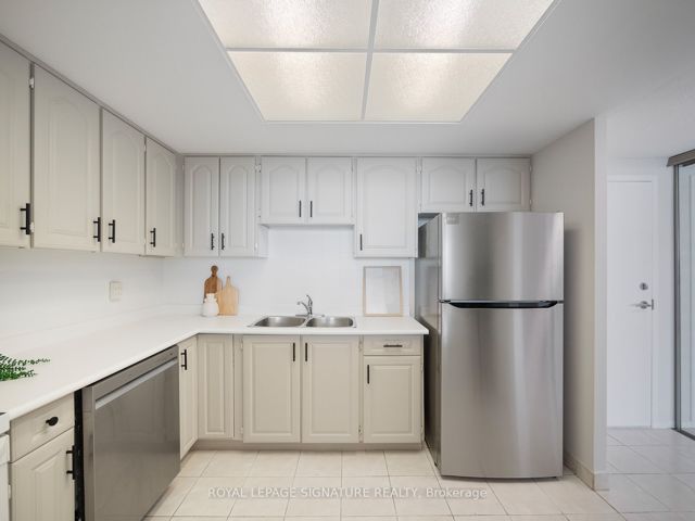 908 - 20 Dean Park Rd