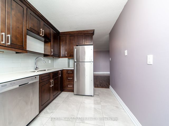 1106 - 100 Wingarden Crt