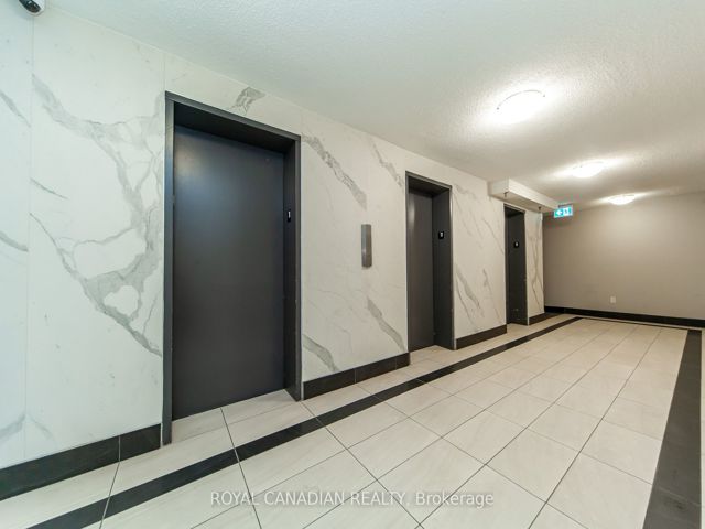 1106 - 100 Wingarden Crt