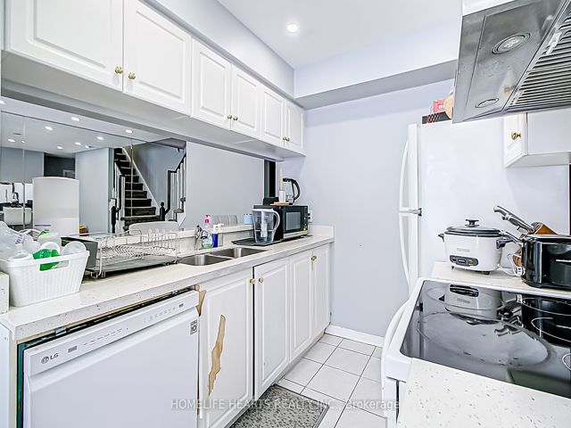 911 - 29 Rosebank Dr S