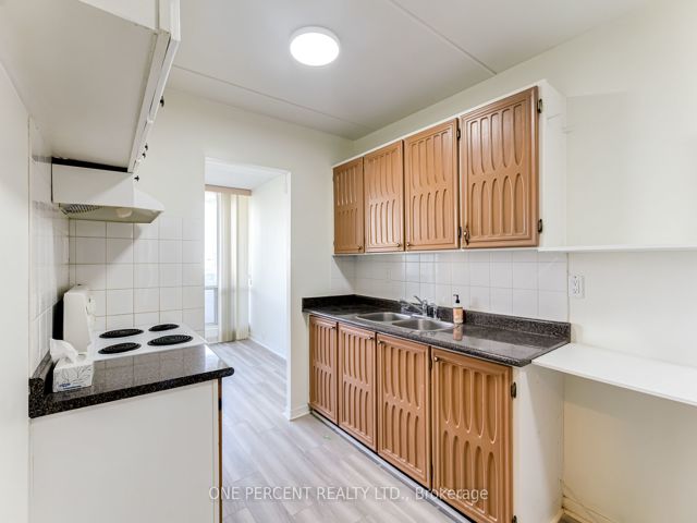 1106 - 2 Glamorgan Ave