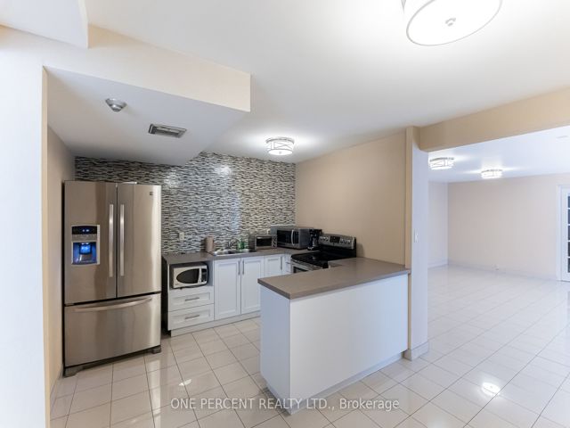 1106 - 2 Glamorgan Ave