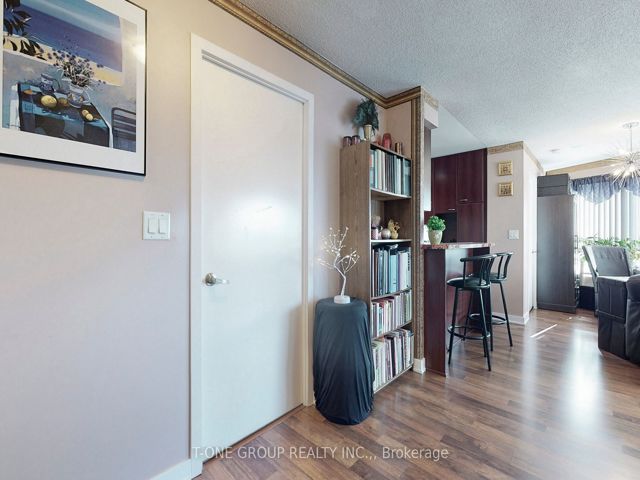 2311 - 36 Lee Centre Dr