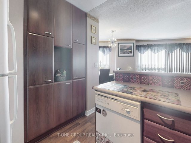 2311 - 36 Lee Centre Dr