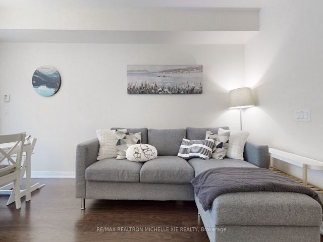 106 - 151 Village Green Sq