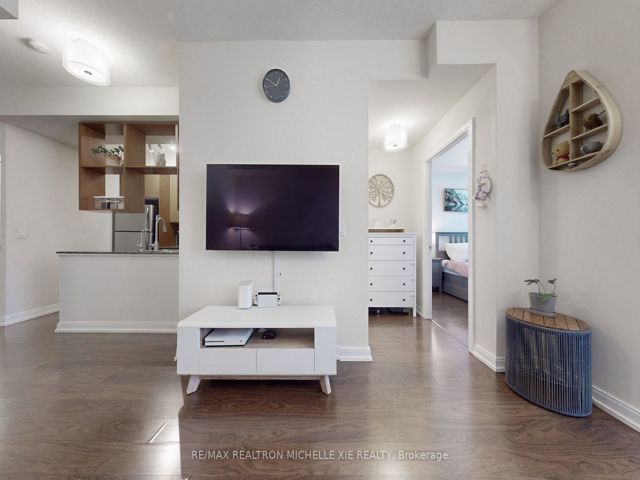 106 - 151 Village Green Sq