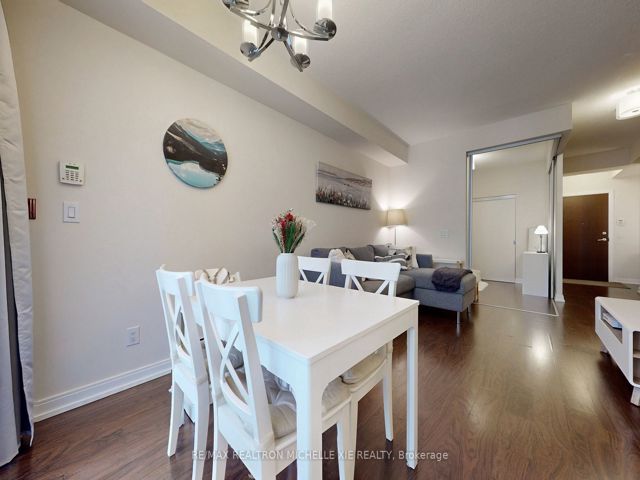 106 - 151 Village Green Sq