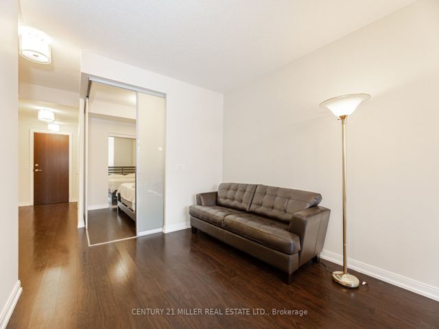 216 - 181 Village Green Sq