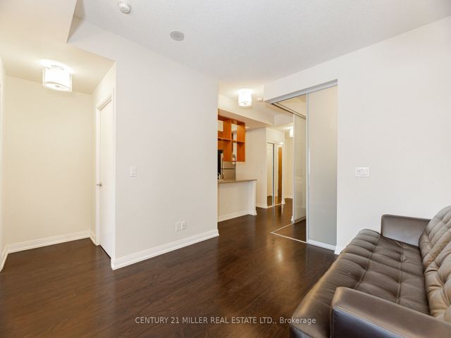 216 - 181 Village Green Sq