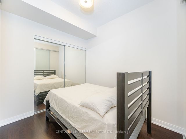 216 - 181 Village Green Sq