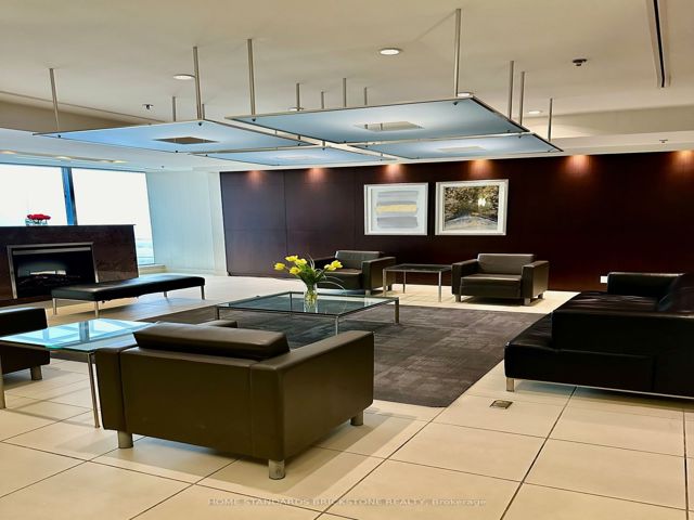 1616 - 36 Lee Centre Dr
