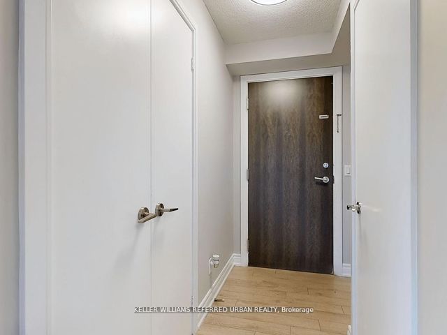 1609 - 125 Village Green Sq