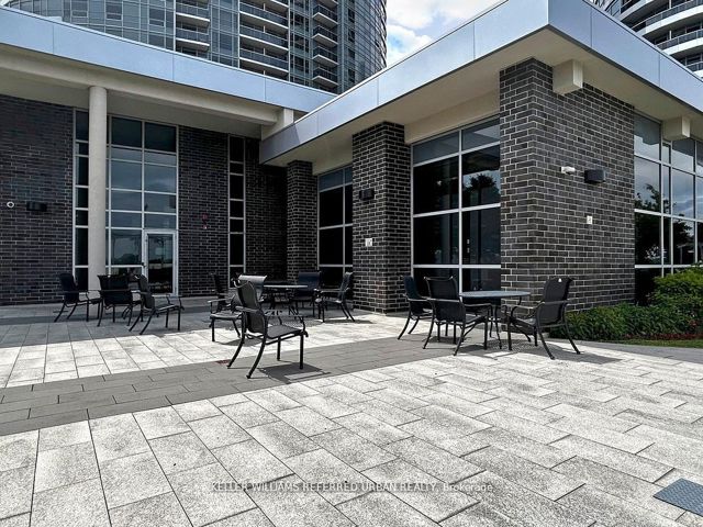 1609 - 125 Village Green Sq