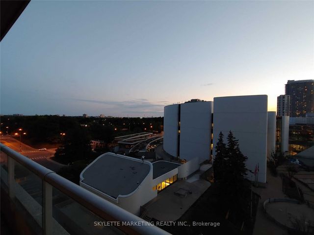711 - 60 Town Centre Crt