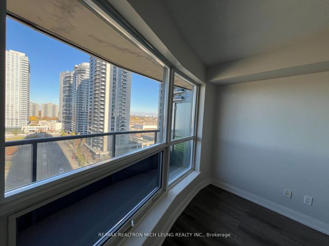 1109 - 125 Village Green Sq