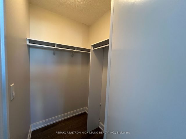 1109 - 125 Village Green Sq