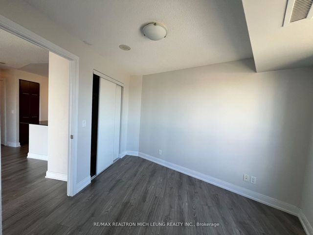 1109 - 125 Village Green Sq