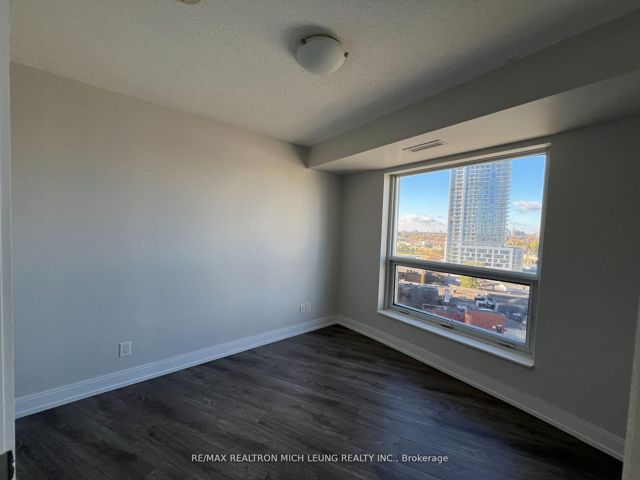 1109 - 125 Village Green Sq