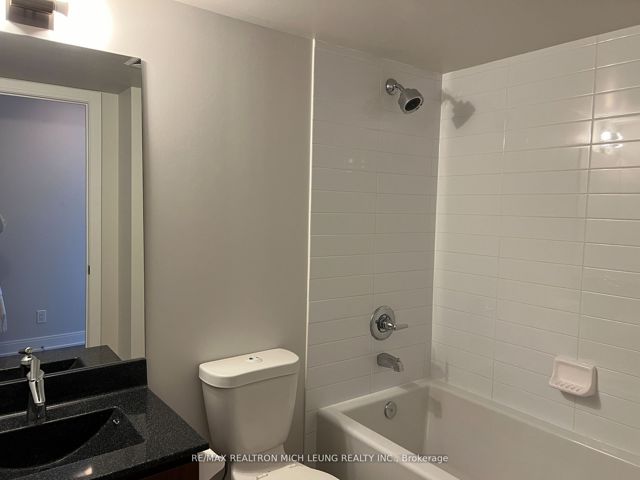 1109 - 125 Village Green Sq