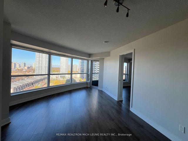 1109 - 125 Village Green Sq