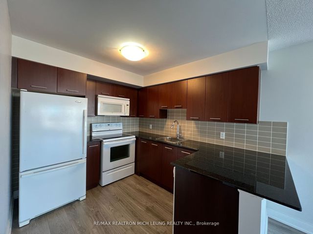 1109 - 125 Village Green Sq