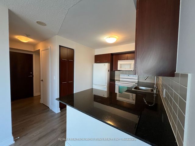 1109 - 125 Village Green Sq