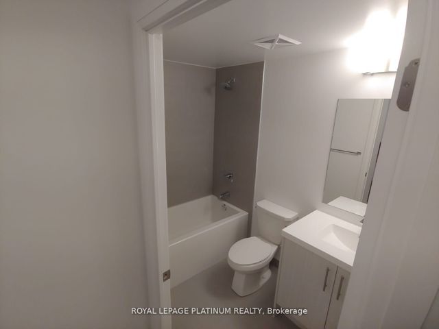 1706 - 286 Main St