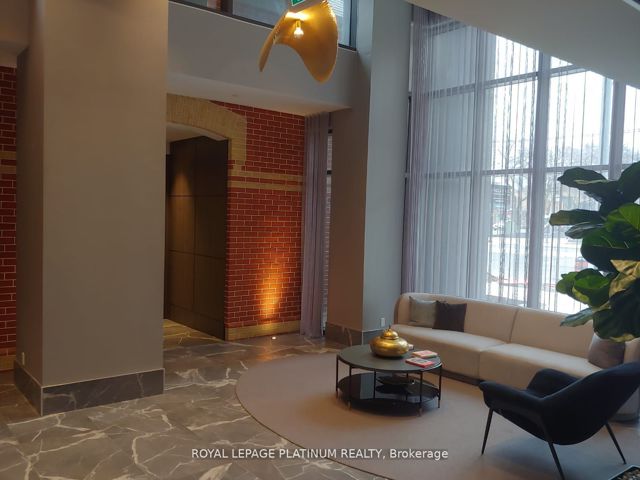 1706 - 286 Main St