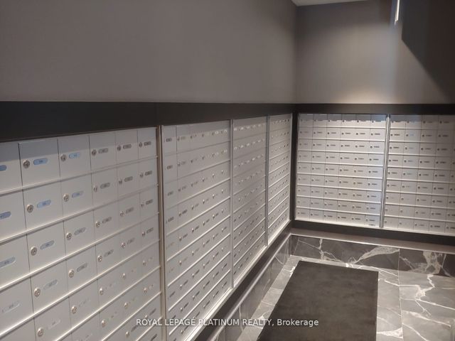 1706 - 286 Main St