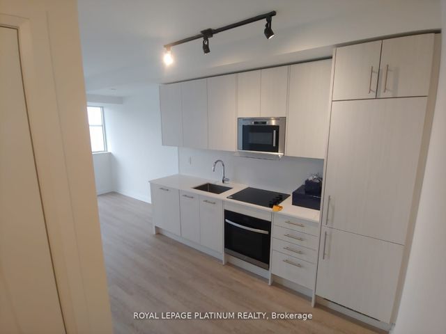 1706 - 286 Main St