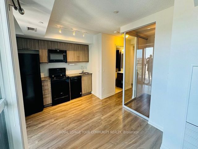 702 - 30 Meadowglen Pl