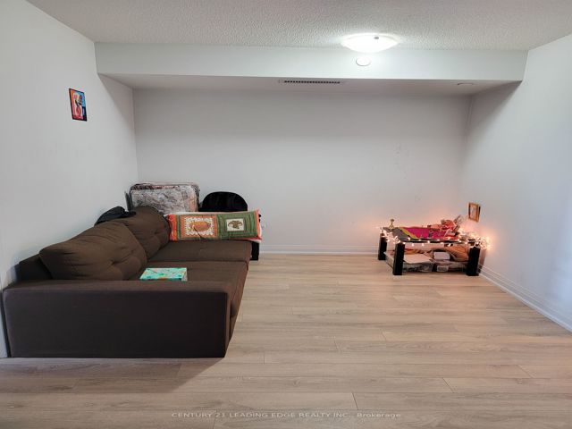 329 - 20 Meadowglen Pl