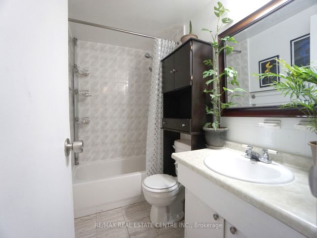 807 - 2245 Eglinton Ave E