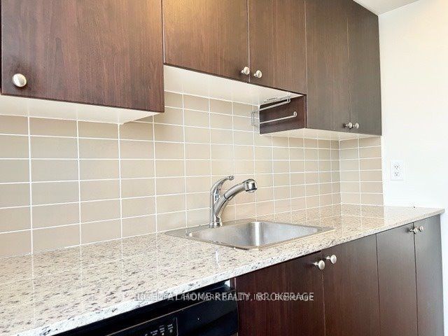 1208 - 151 Village Green Sq