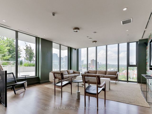 407 - 665 Queen St E
